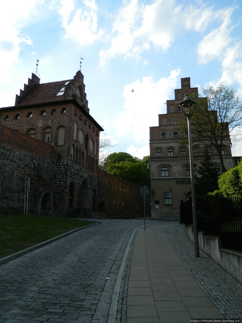 Пыжицкие ворота и библиотека в старом городе Старгард-Щециньски, Польша