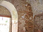 Деталь стены и оконной арки.