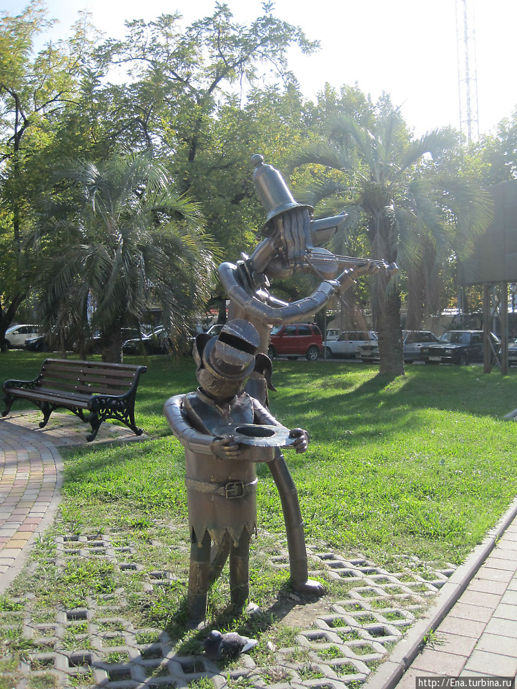 Скульптуры на площади Иск