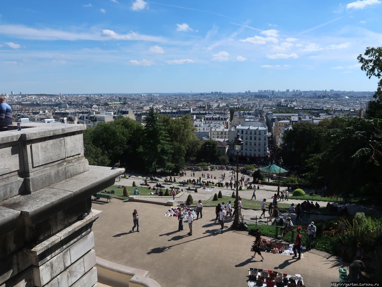 На каждой остановке при подъеме делаем фотографии: панорама Парижа с холма Монмартр. Париж, Франция