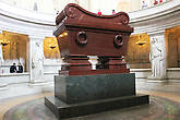 Могила Наполеона, кстати камень для саркофага привезен из Карелии.