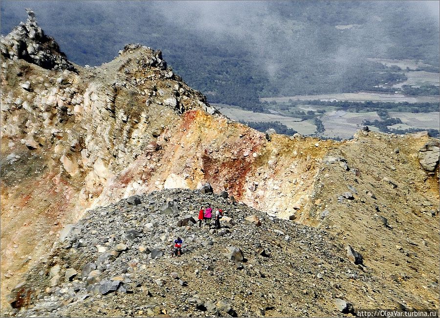 А у древних римлян гора на острове Вулкан, что дышала огнем, была кузницей бога огня Гефеста. Филиппинские боги огня, судя по всему, тоже в постоянных трудах. Одно только извержение вулкана Пинатубо на том же острове Лусон в 1991 году чего стоит Булусан, Филиппины А у древних римлян гора на острове Вулкан, что дышала огнем, была кузницей бога огня Гефеста. Филиппинские боги огня, судя по всему, тоже в постоянных трудах. Одно только извержение вулкана Пинатубо на том же острове Лусон в 1991 году чего стоит Булусан, Филиппины