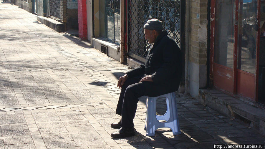 Старик на улице Йезд, Иран