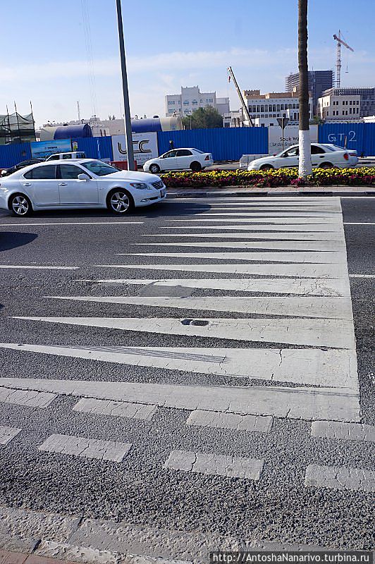 Даже на дороге зубчики есть. Даже на дороге зубчики есть.