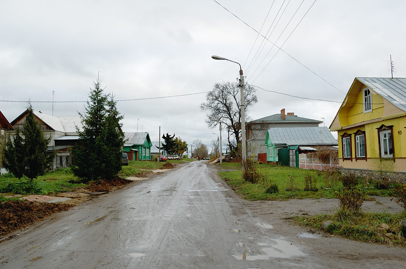 На улицах города. По-моему, жить в таком месте, среди толп туристов, это все равно как жить в Венеции :) Суздаль, Россия