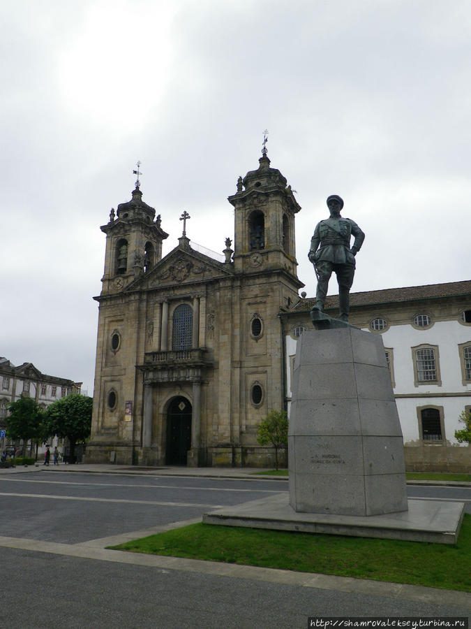Памятник маршалу Гомиш да Кошта / Estátua ao Marechal Gomes da Costa