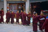 Мы  попали  туда  в  день,  когда  с  раннего  утра и  до  позднего  вечера  в  храме  шла  служба.  Эти  молодые  монахи  спешат  на  службу.