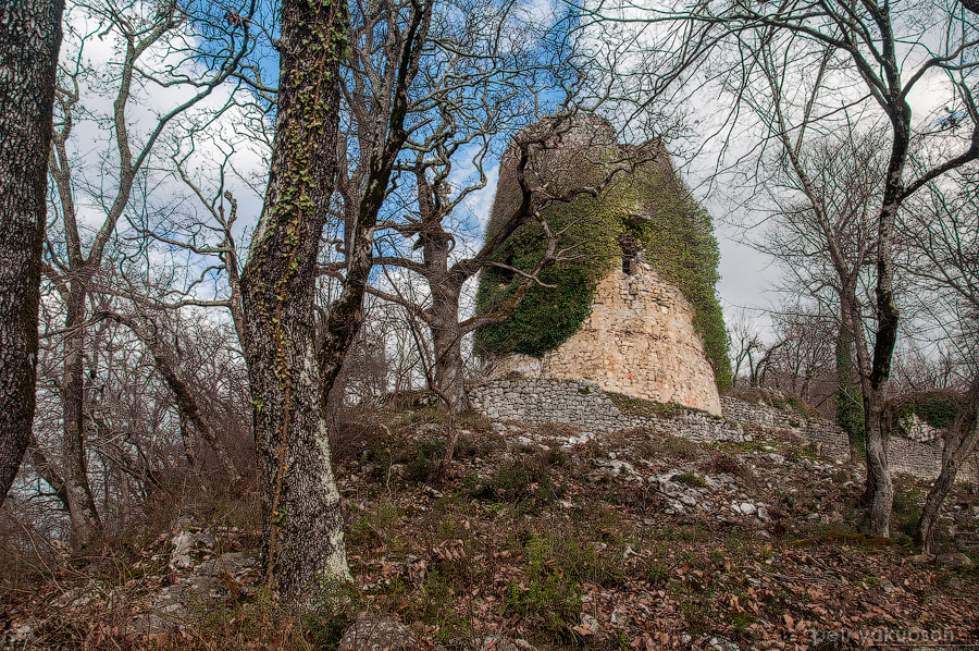 Юго-западная угловая башня второй оборонительной линии Новый Афон, Абхазия