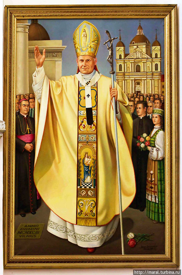 Портрет Папы Римского Иоанна Павла II рядом с главным алтарём Вильнюс, Литва