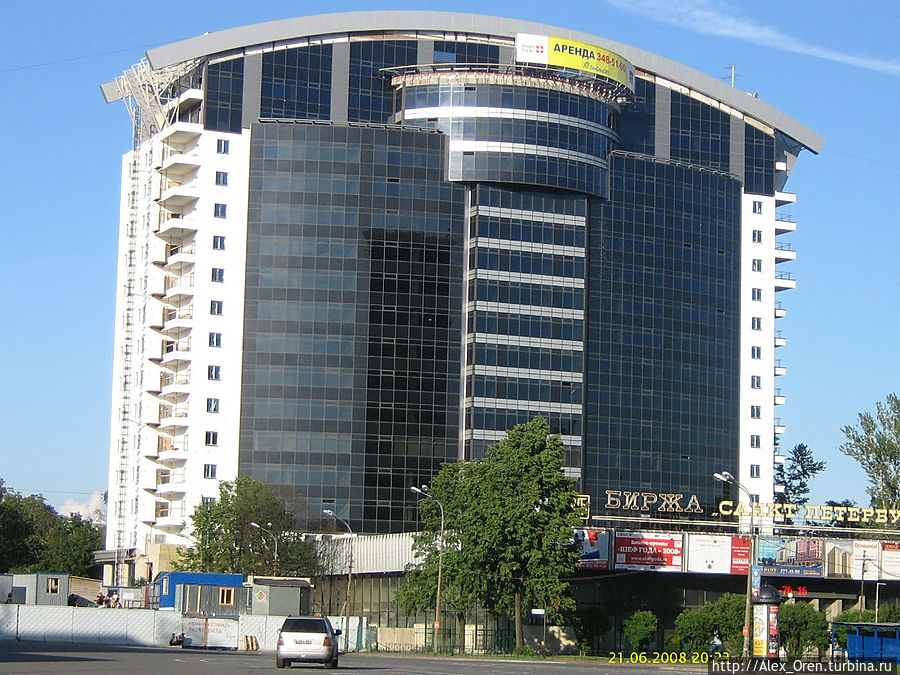 А это здание уже выглядит по-другому. Два верхних этажа, которые вторгались в панораму Стрелки Васильевского острова, были демонтированы. А это здание уже выглядит по-другому. Два верхних этажа, которые вторгались в панораму Стрелки Васильевского острова, были демонтированы.