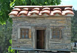 Ещё одна скульптура-домик в Алвару.