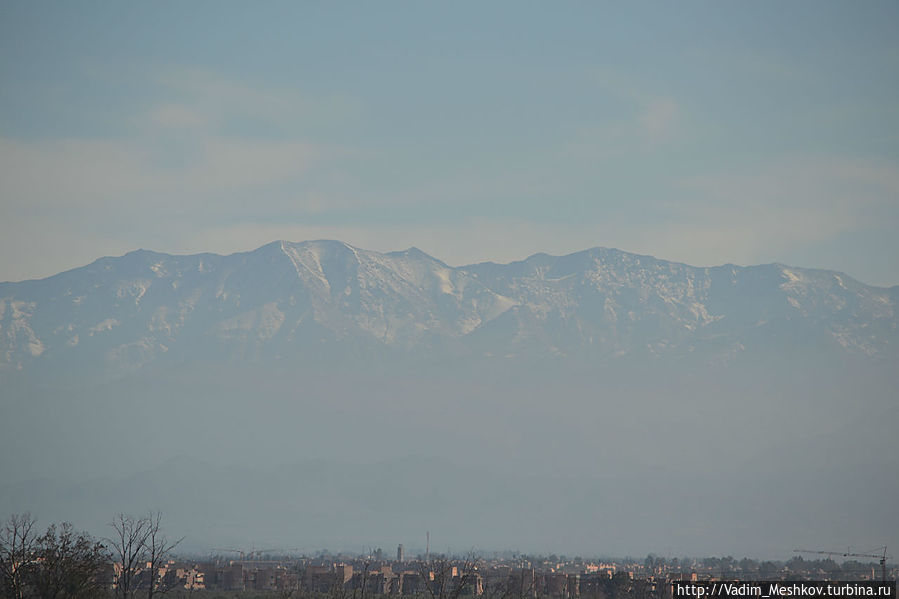Из города открывается вид на Атласские горы Из города открывается вид на Атласские горы