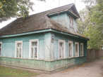 Рядом с этим домиком находится кафе Ильмень. Раньше там был дом, который снимал Достоевский.