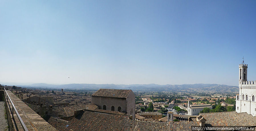 Губбио. Улицы и крыши города взбирающегося в гору Губбио, Италия