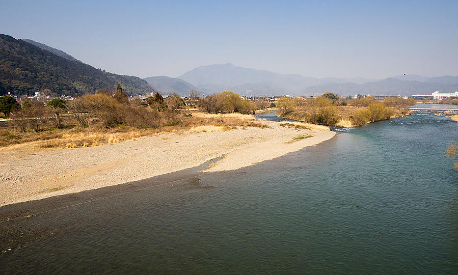 Река Кацурагава, на берегу которой стоит святилище. Киото, Япония