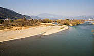 Река Кацурагава, на берегу которой стоит святилище.