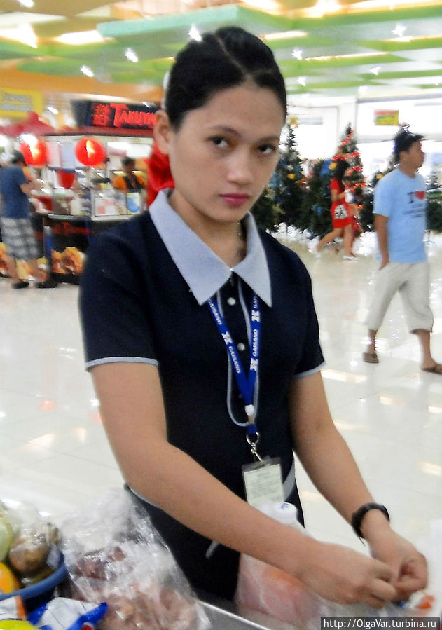 В городском супермаркете, куда мы отправились за продуктами, обязанность сложить в пакеты купленные клиентами продукты лежит на кассире В городском супермаркете, куда мы отправились за продуктами, обязанность сложить в пакеты купленные клиентами продукты лежит на кассире