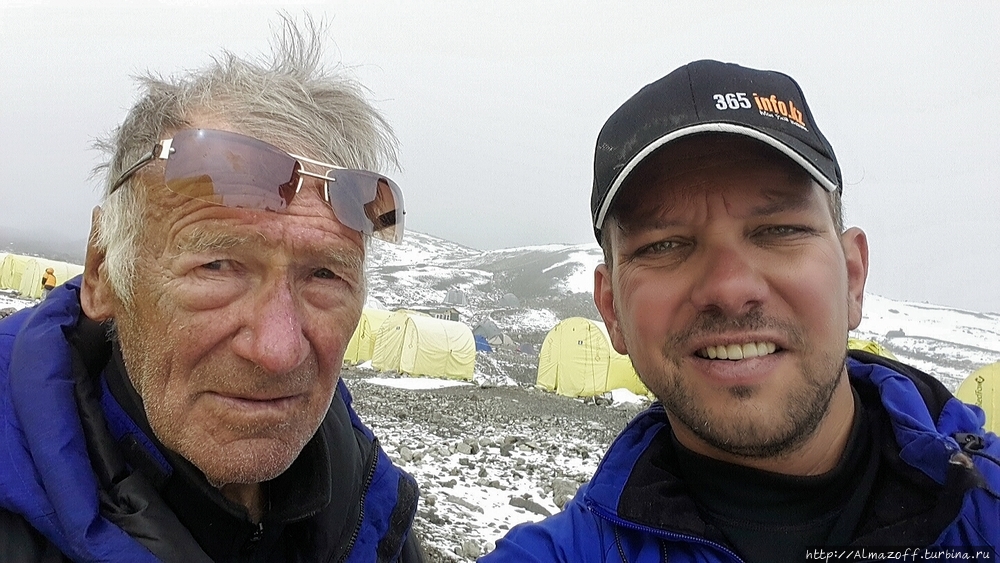 альпинисты Андрей Гундарев и Борис Коршунов на пике Ленина Пик Ленина (7134м), Киргизия