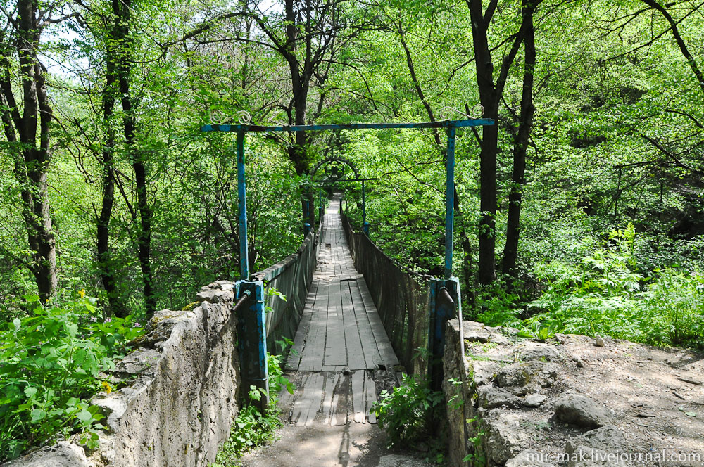 Подвесной мост через ущелье. Сахарна, Молдова