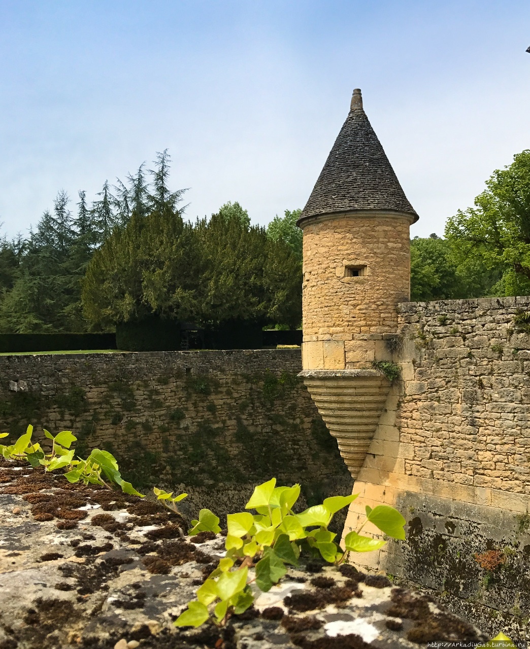 Мир замку твоему Тонак, Франция