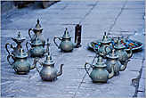 Расставленные прямо на тротуаре чайники. Марокканцы помешаны на питье мятного чая...
*