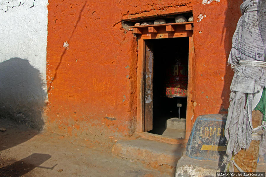 табличка у храма указывает на Ла-Монтан... Маранг, Непал