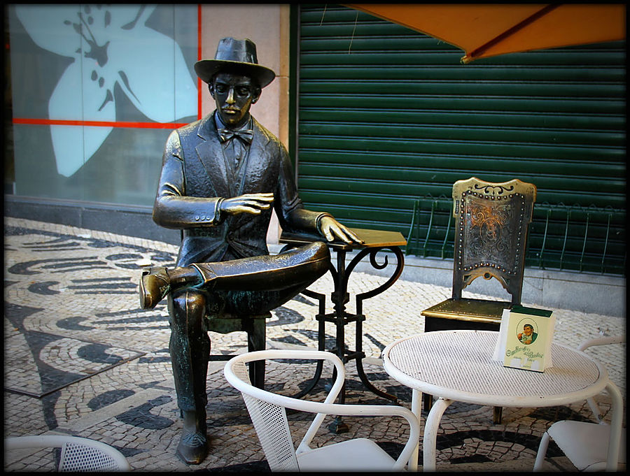 Фернанду Антониу Нугейра Песоа (13 июня 1888, Лиссабон — 30 ноября 1935, там же) — португальский поэт, прозаик, драматург, мыслитель-эссеист, лидер и неоспоримый авторитет в кружках столичного художественного авангарда эпохи, с годами из непризнанного одиночки ставший символом португальской словесности нового времени.
г.Лиссабон (Португалия)