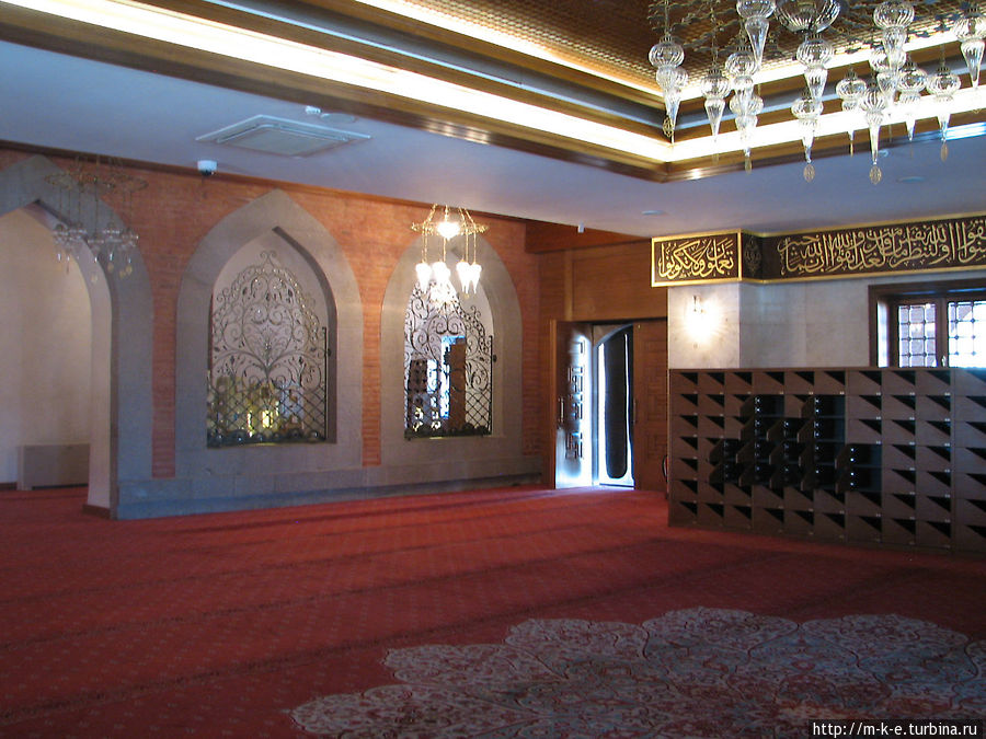 Внутри мечети Анкара, Турция