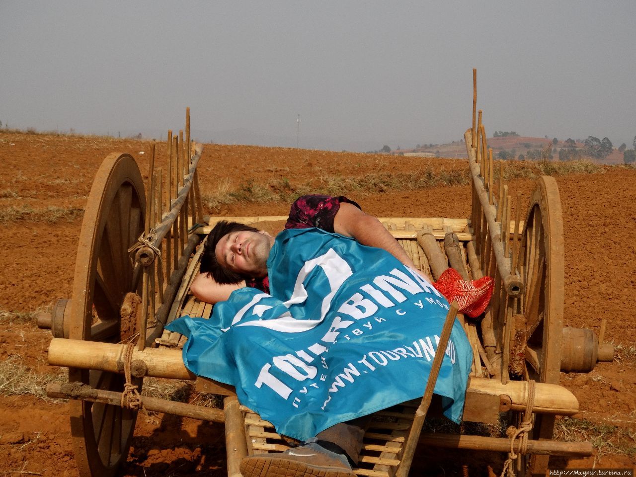 Флаг Турбины, притомившийся Олег и имбирное поле. Первый день тропы. Мандалай, Мьянма