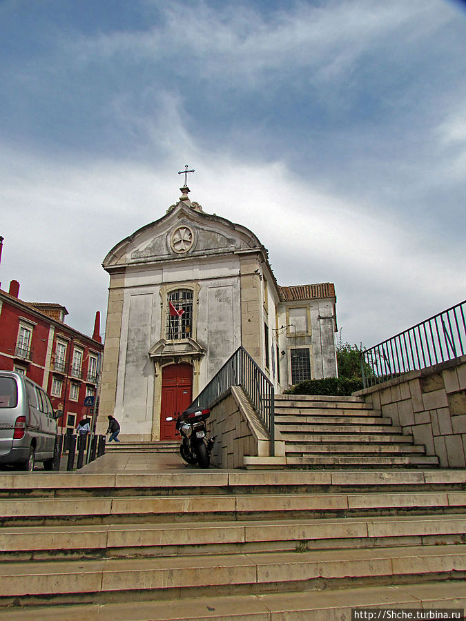 а свернуть вправо нужно возле этой церквушки Лиссабон, Португалия