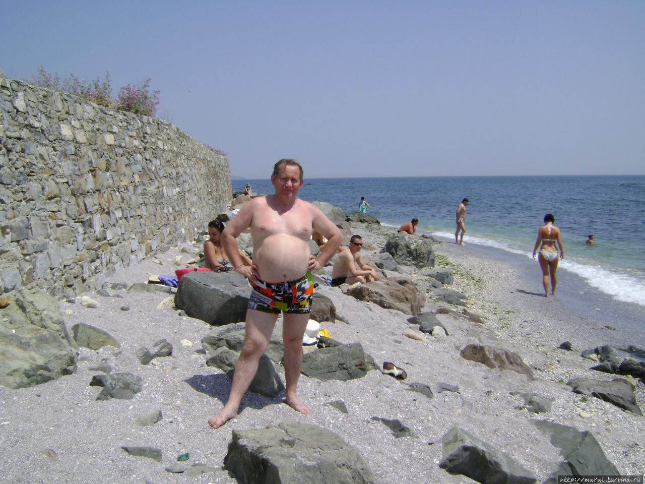 Пляж в Несебре невелик и каменист, но места для загорания и купания всем хватит