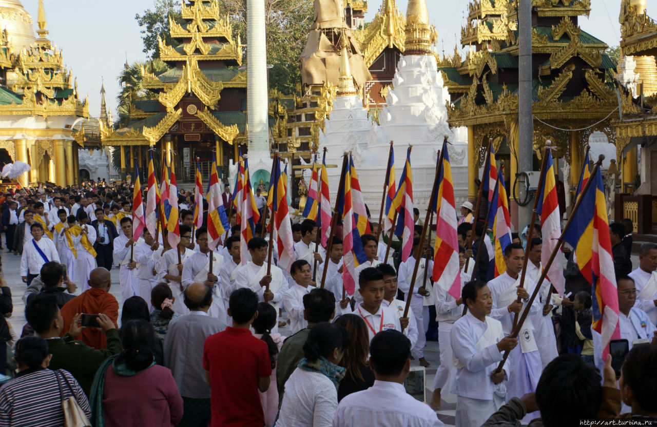 Ее сопровождала процессия с флагами Янгон, Мьянма
