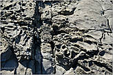 Замысловатые узоры прибрежных скал. Здесь, видимо, когда-то потоки лавы выливались в море...
*