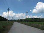 Вот по этой дороге идти до фермы примерно 1,5-2 км.