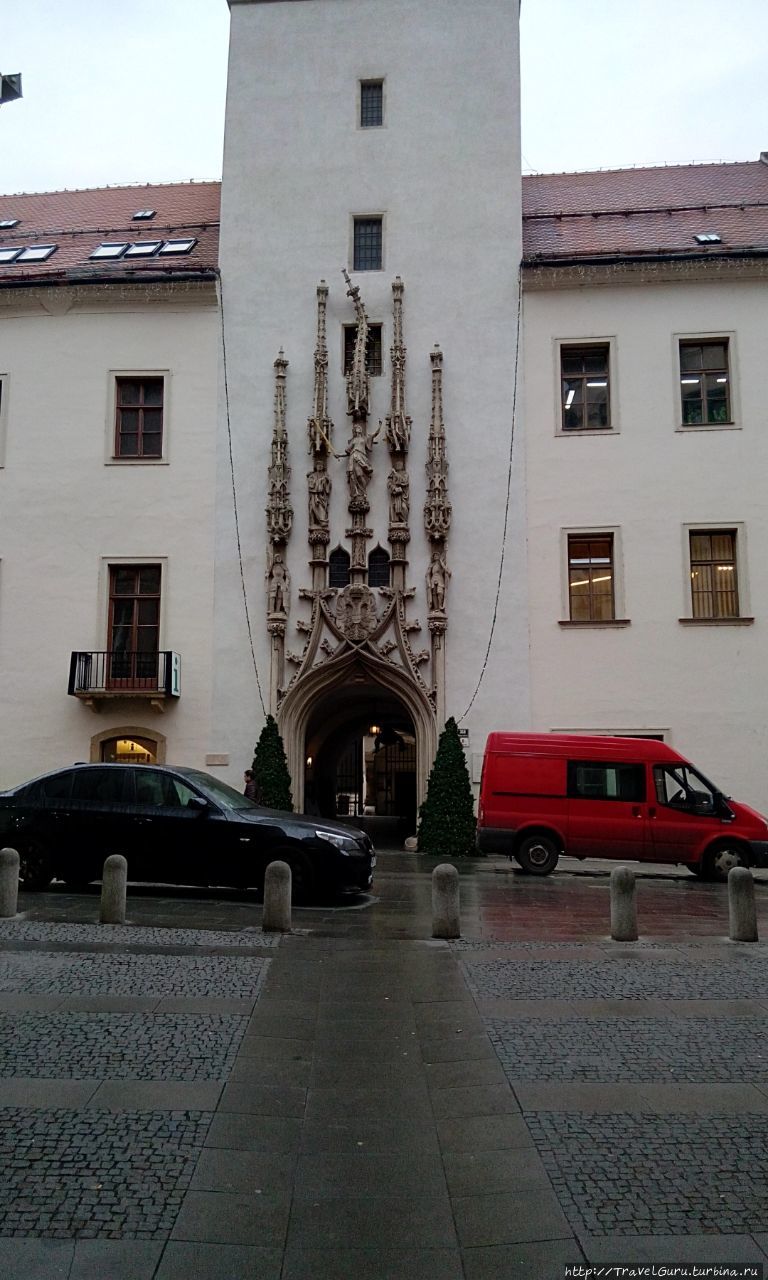 Арка ратуши, войдя в которую можно увидеть висящего крокодила Брно, Чехия