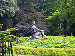 В парке стоит памятник Яну Хафнеру, благодаря которому собственно Сопот и стал городом-курортом. Именно он в 1823 г. соорудил здесь лечебные ванны.