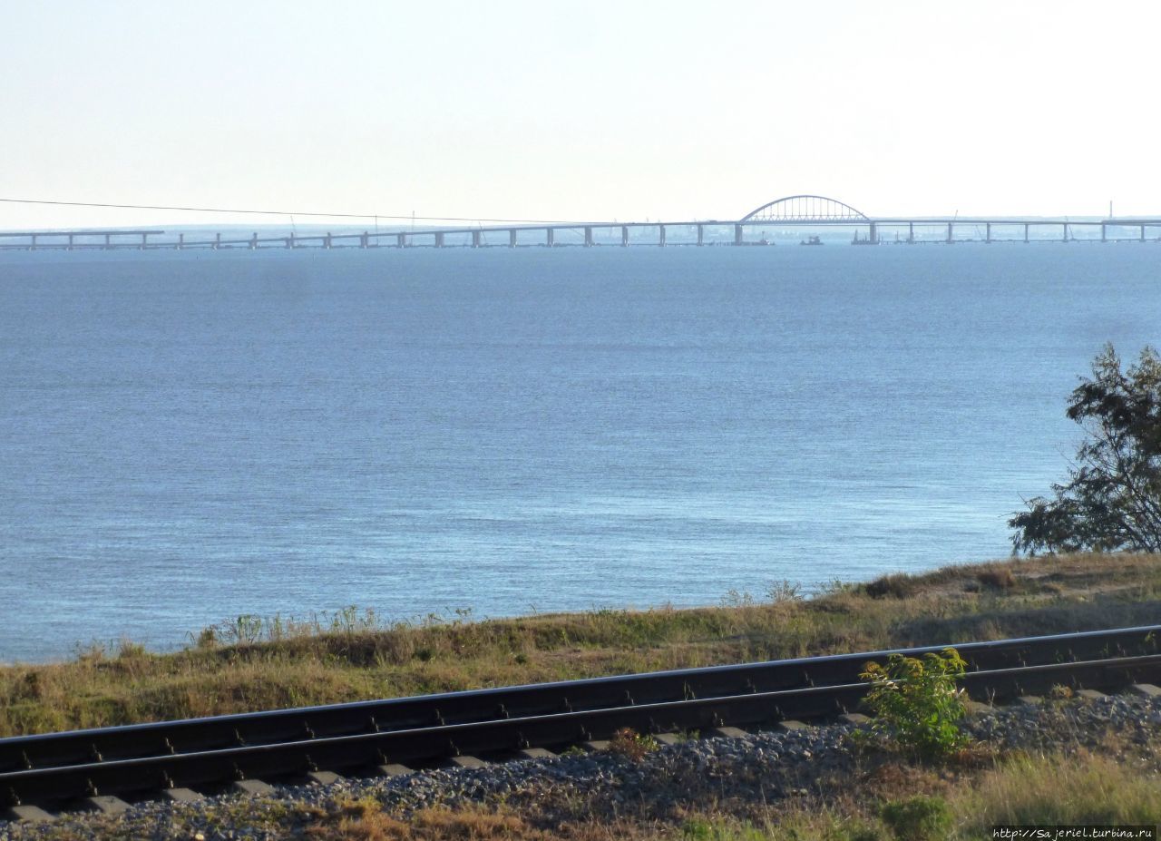Крымский мост и крепость Еникале в Керчи