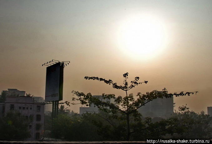 Это рассвет, взгляд из окна такси в первые 15 минут по дороге из аэропорта в отель... Мумбаи, Индия