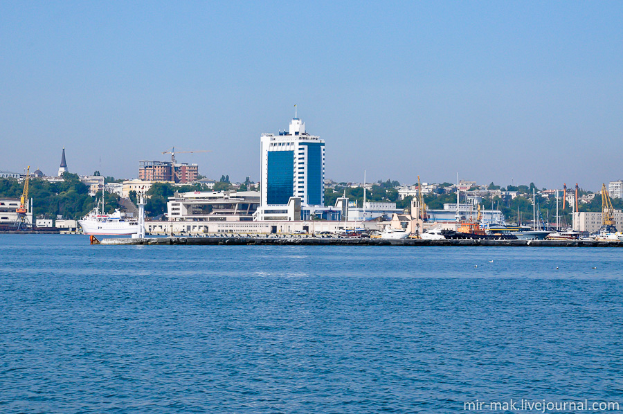 Слева от морского вокзала можно разглядеть склон Потемкинской лестницы. Кстати, когда-то море начиналось прямо от ее последней ступени, так что вся «суша», которая находится за границей лестницы, искуственная. Слева от морского вокзала можно разглядеть склон Потемкинской лестницы. Кстати, когда-то море начиналось прямо от ее последней ступени, так что вся «суша», которая находится за границей лестницы, искуственная.