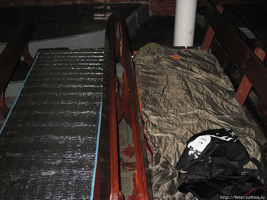 Мы принимаемся обустраивать себе кровати. Берем и ставим друг к другу две здоровенные деревянные лавочки, так, что бы спинки были по разные стороны. Мы принимаемся обустраивать себе кровати. Берем и ставим друг к другу две здоровенные деревянные лавочки, так, что бы спинки были по разные стороны.