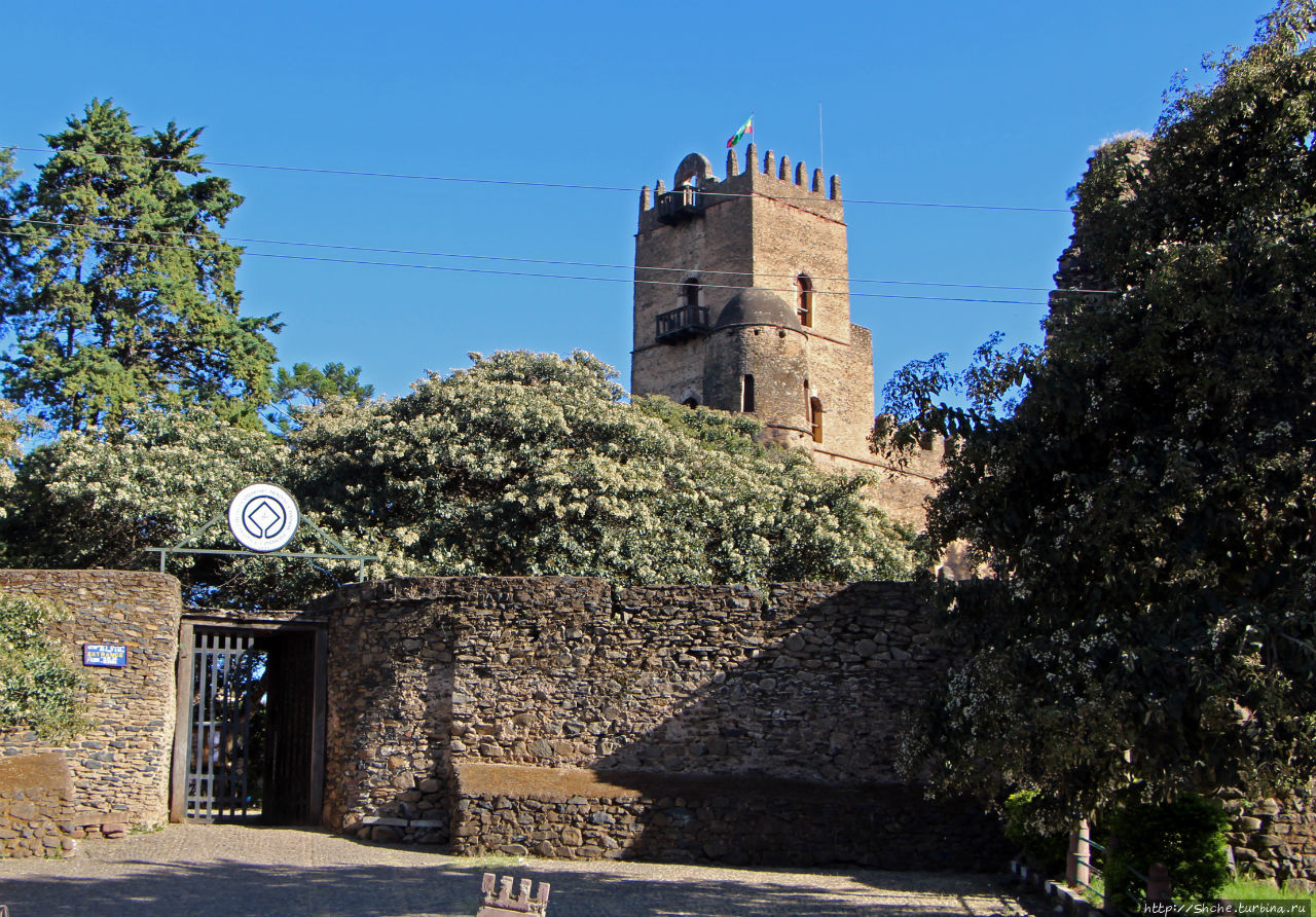 Центральный вход в крепость находится неожиданно не на главной площади Гондэра, а где-то в глубинке. Над воротами висит знак ЮНЕСКО. Гондер, Эфиопия