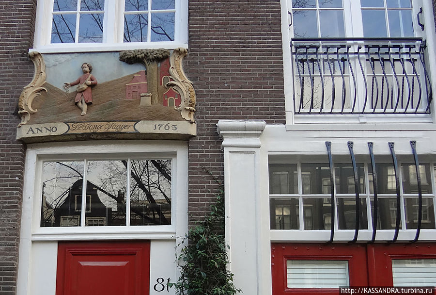 История Йордана, записанная на фасадах домов Амстердам, Нидерланды