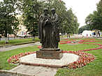 На Первомайском бульваре установили памятник Петру и Февронии (героям праздника 8 июля, который ввели вместо дня св. Валентина).