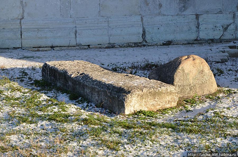 Камни ( могильные плиты?) у западной стены Юрьев-Польский, Россия