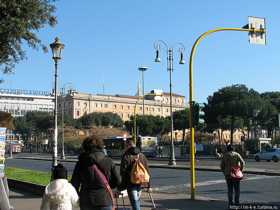 Вдалеке видна статуя над базиликой Рим, Италия