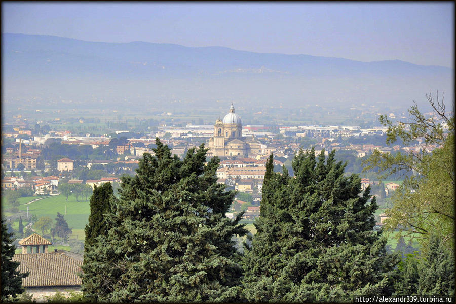 Вид на Санта-Мария-дельи-Анджели из Ассизи Ассизи, Италия