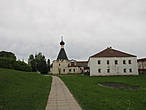 Больничная церковь Евфимия Великого (1653) и Духовное училище (справа) — лекарский комплекс. Церковь- единственный шатровый храм монастыря.