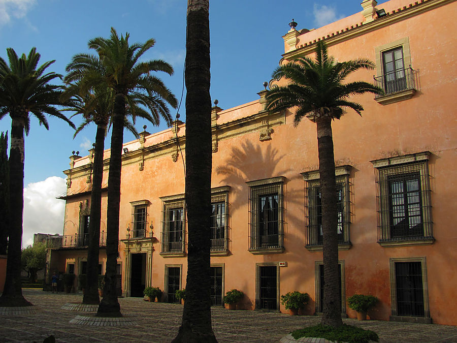 Дальше проход платный, поэтому разворачиваемся и идём в город. Дальше проход платный, поэтому разворачиваемся и идём в город.