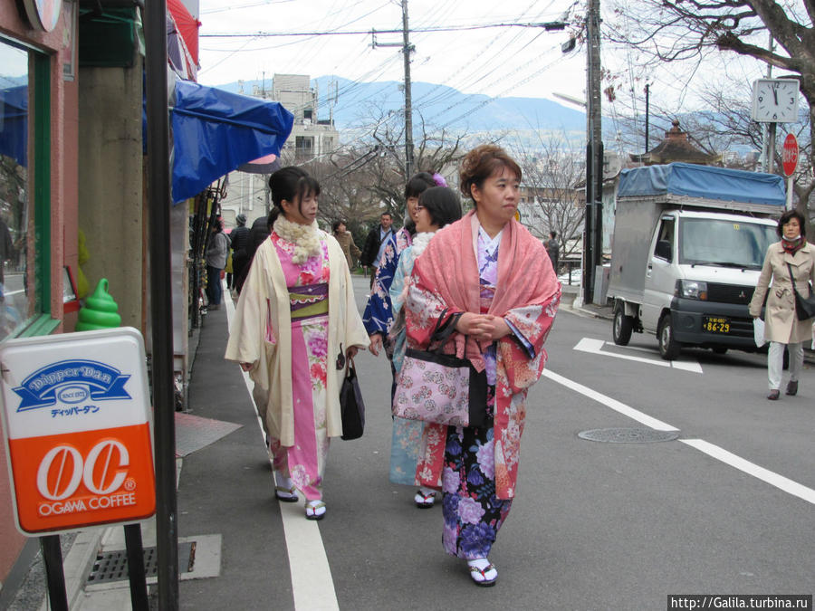 Японки в национальной одежде. Япония