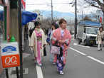 Японки в национальной одежде.